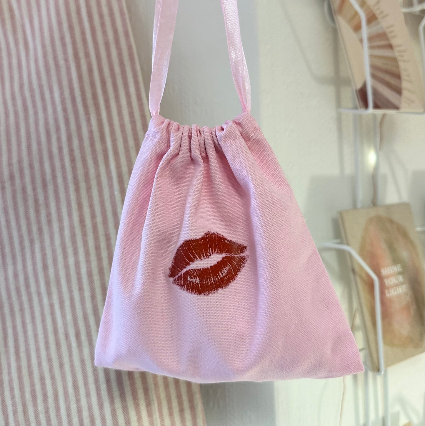 💋 Chi Chi’s Christmas Drawstring Gift Bag 🩷